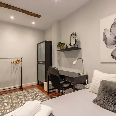 Arte V With Parking By Aston Apartment